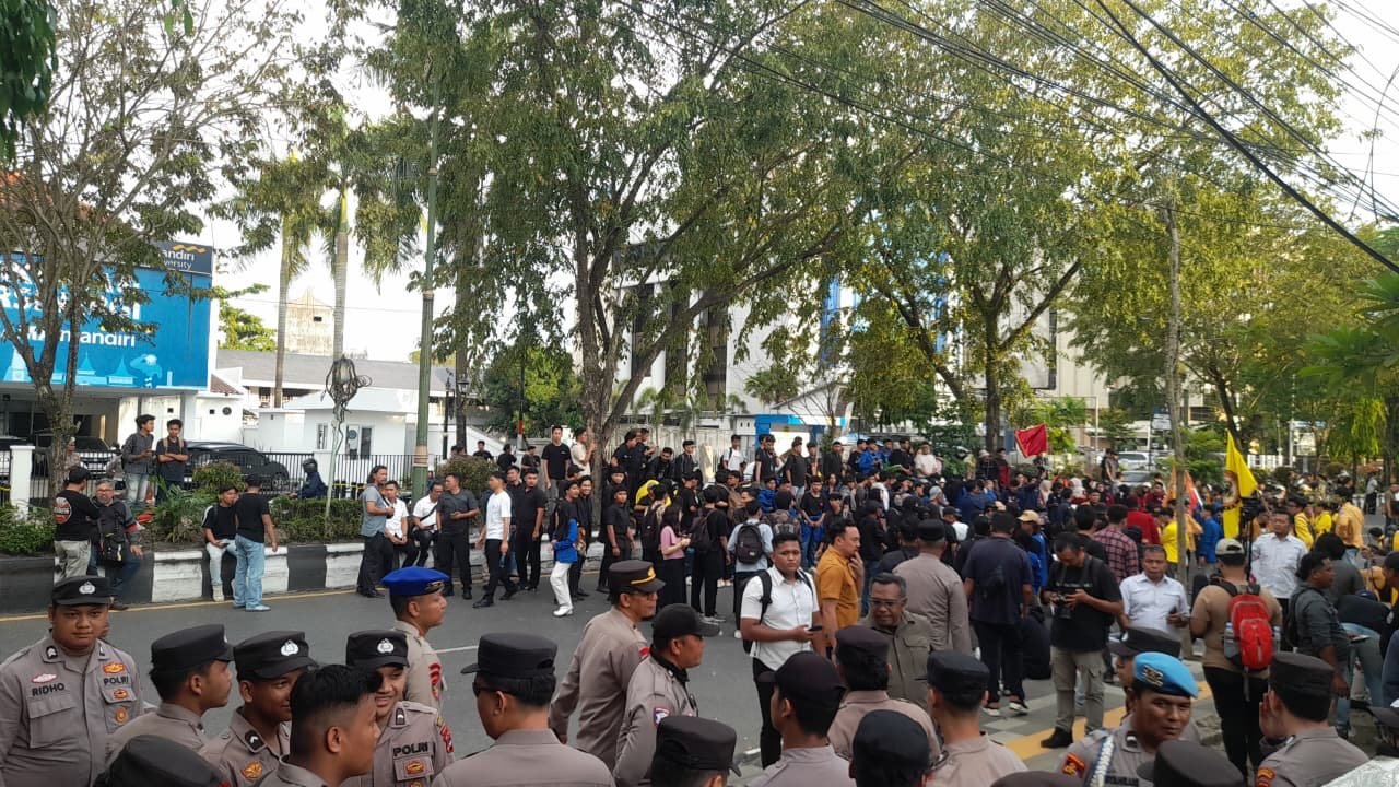 Satpol PP dan Damkar Kalsel Amankan Aksi Penyampaian Aspirasi Mahasiswa di DPRD