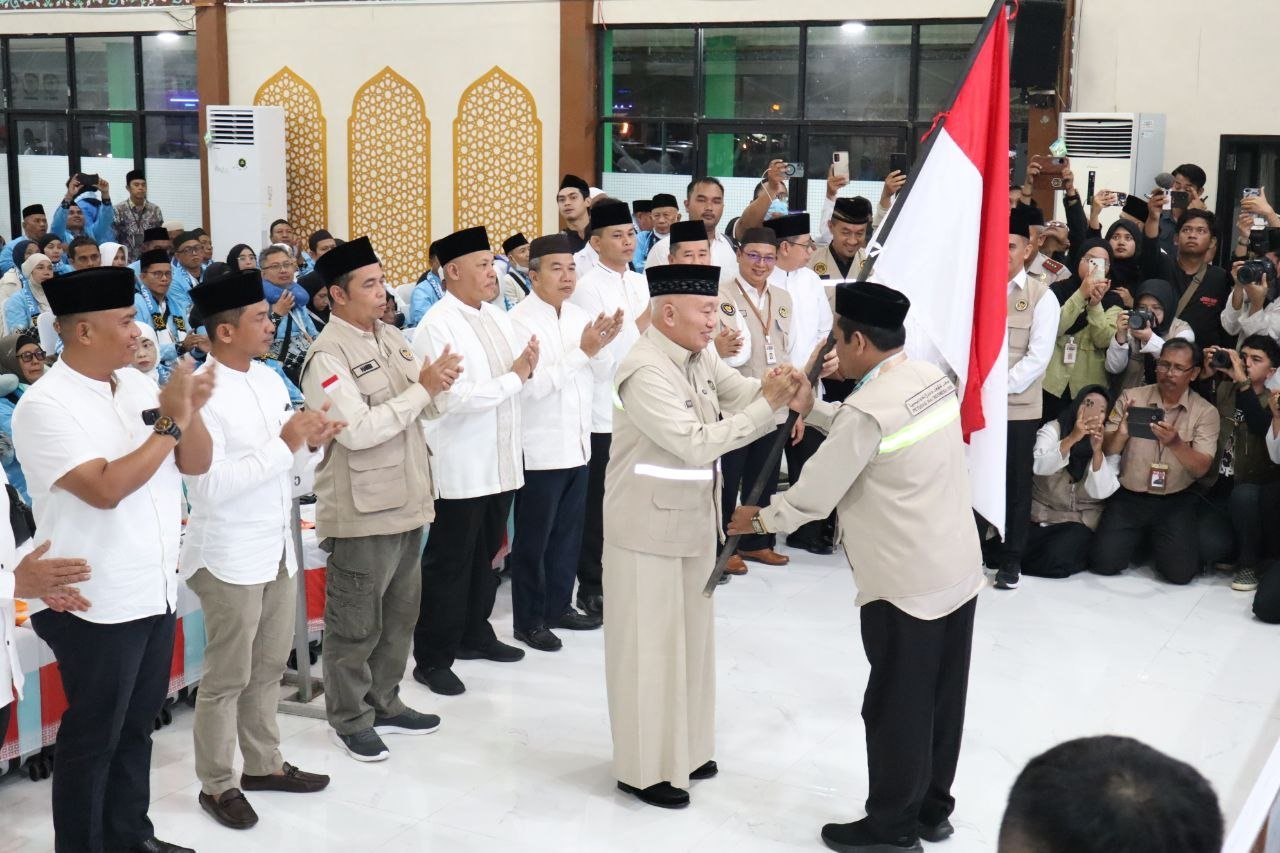 Gubernur Kalsel Lepas Kloter Pertama Jemaah Haji, Ingatkan Jaga Kesehatan di Tanah Suci