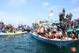 Ribuan Wisatawan Padati Puncak Pesona Budaya Mappanre Ri Tasi’e 2026 di Tanah Bumbu, Ekonomi Lokal Ikut Bergeliat
