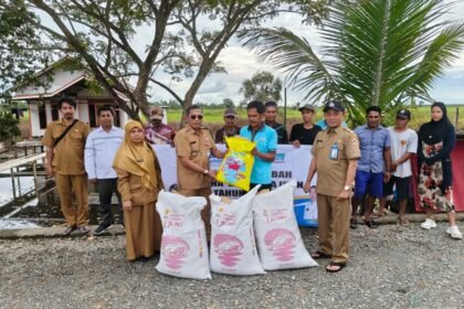 Dislautkan Kalsel Serahkan Bantuan Hibah Sarana Budidaya Ikan Gabus ke Pokdakan Semangat Tarati
