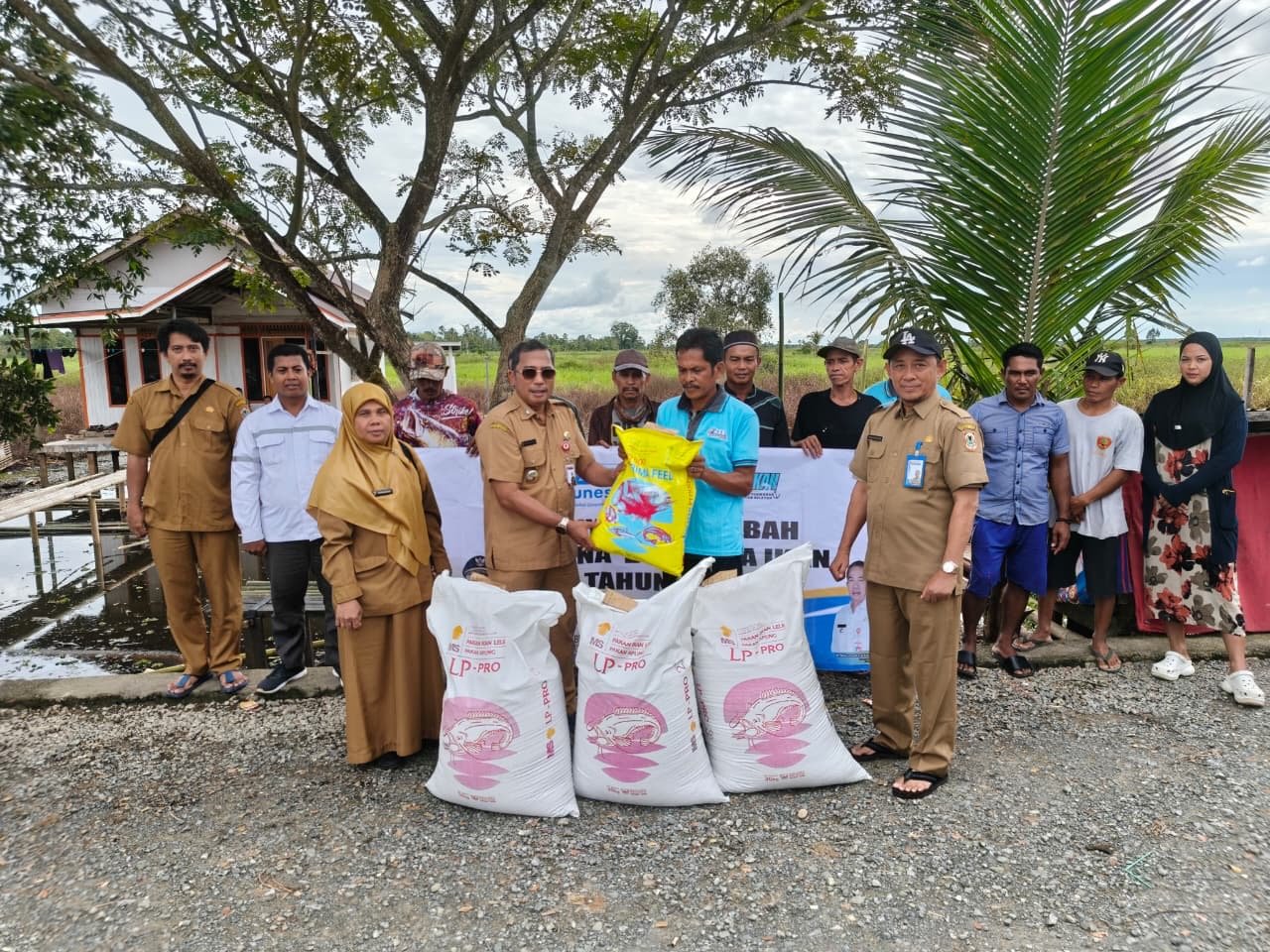 Dislautkan Kalsel Serahkan Bantuan Hibah Sarana Budidaya Ikan Gabus ke Pokdakan Semangat Tarati