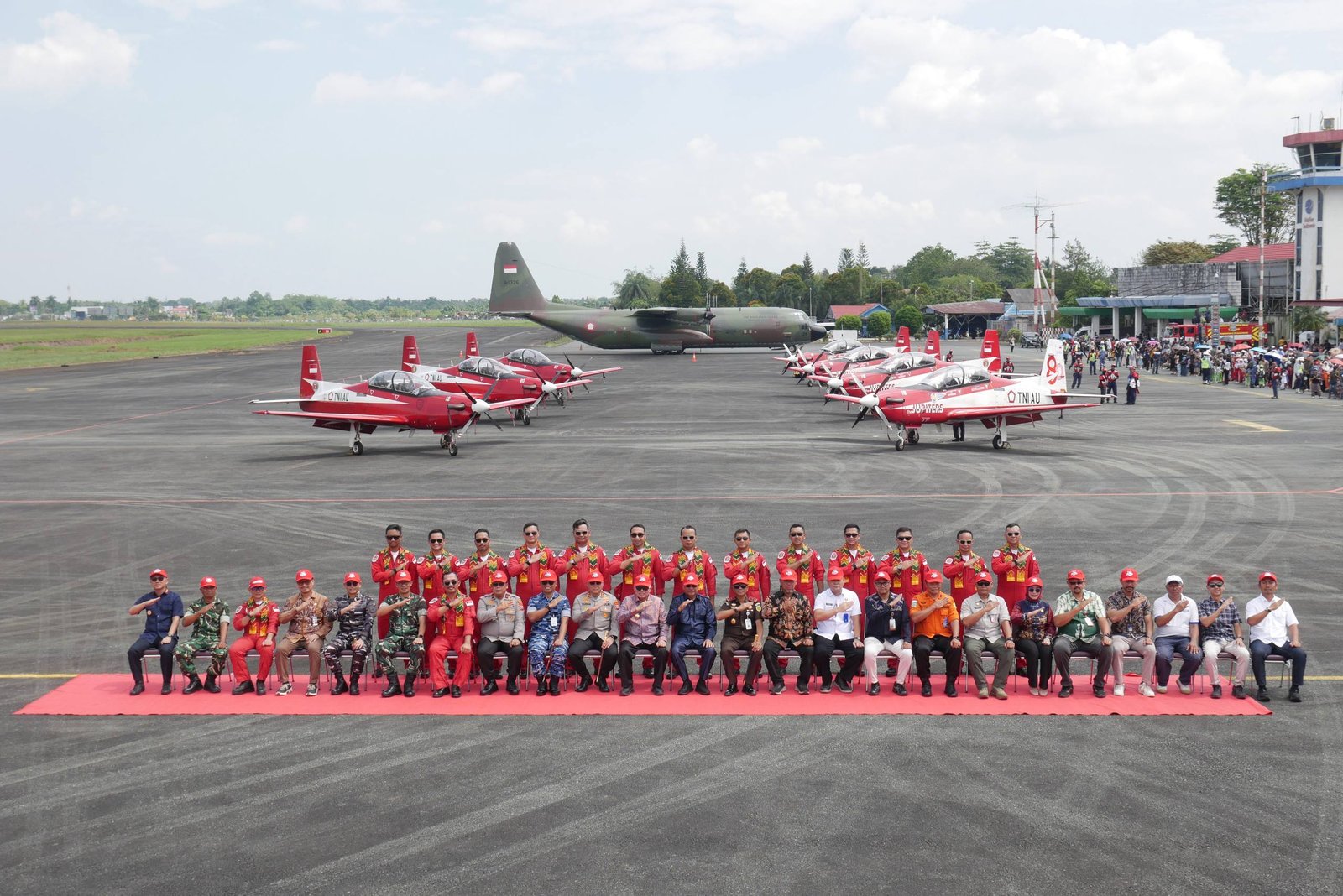 Atraksi Udara Jupiter Aerobatic Team Memukau Warga Kalsel, Gubernur Muhidin Beri Apresiasi