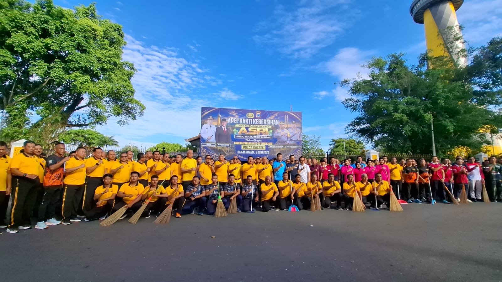 Kapolda Kalsel Pimpin Aksi Bersih Sungai Martapura dalam Program ASRI dan Rangkaian Hari Bhayangkara ke-80