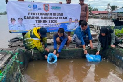 Pemprov Kalsel Serahkan Bantuan Hibah Sarana Budidaya Ikan Gabus ke Pokdakan Mandiri Bersama