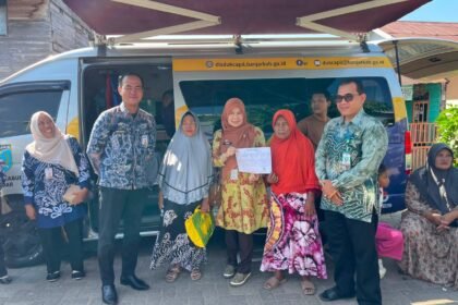 Dekatkan Pelayanan, Disdukcapil Kalsel Jemput Bola Layanan Adminduk di Sungai Lulut