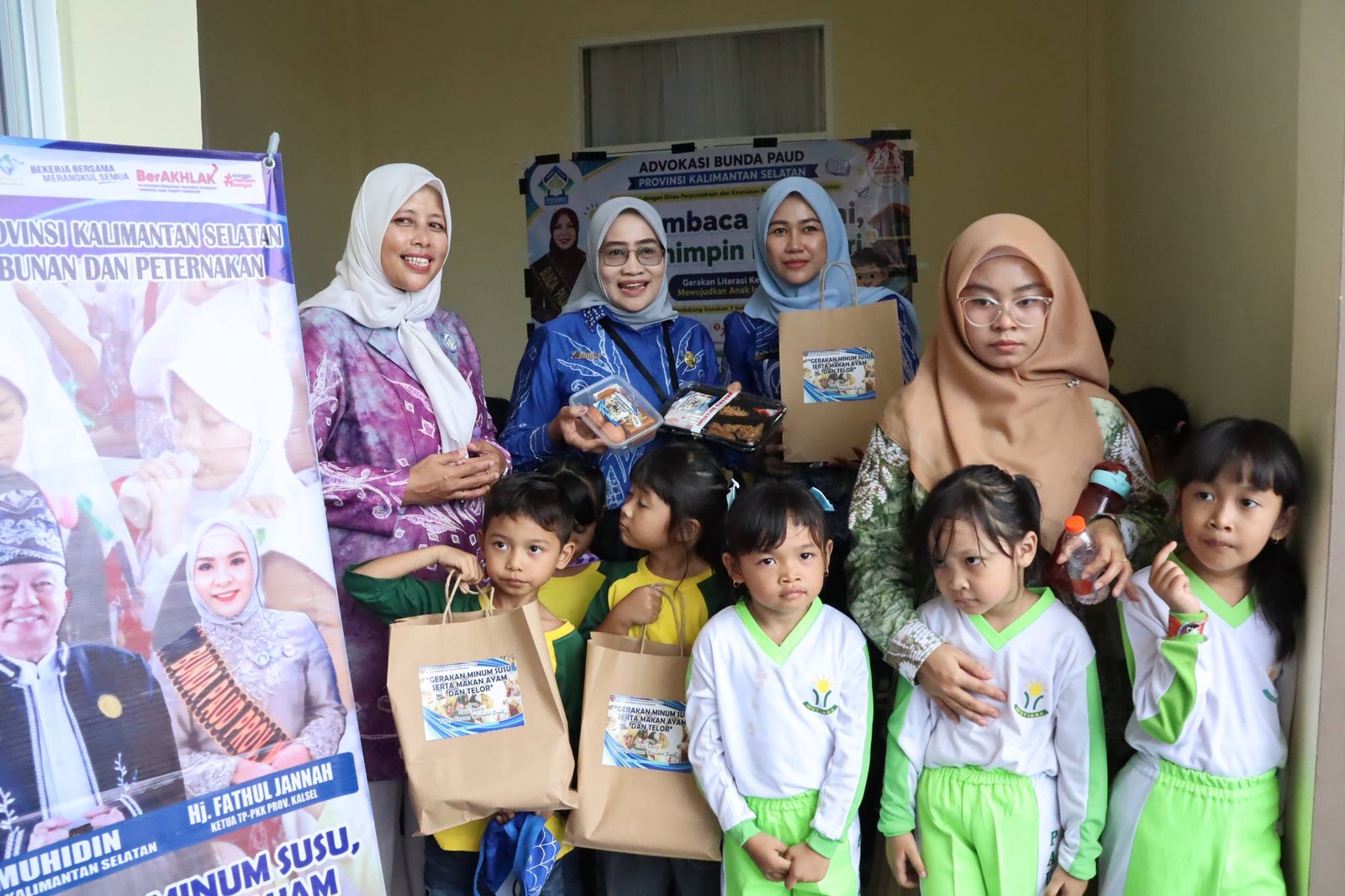 Hari Anak Nasional 2026, Disbunnak Kalsel Bagikan 231 Paket Makanan Bergizi untuk Anak