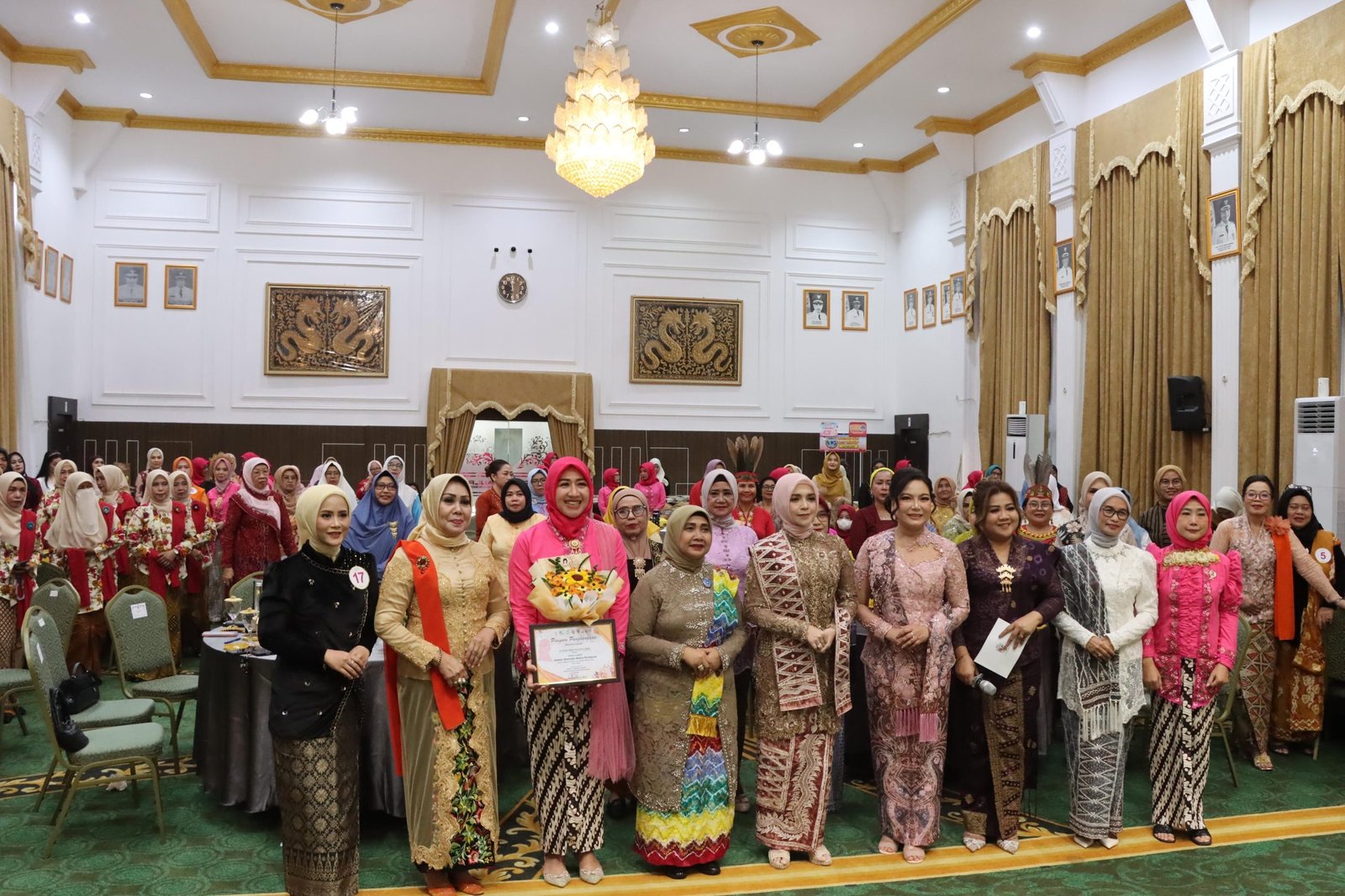 Peringati Hari Kebaya Nasional Ke-3, BKOW Kalsel dan Srikandi PP Banjarbaru Ajak Perempuan Lestarikan Budaya Sekaligus Peduli Kesehatan Mental