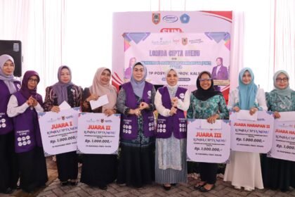 Ketua TP Posyandu Kalsel Serahkan Hadiah Pemenang Lomba Cipta Menu PMT Balita