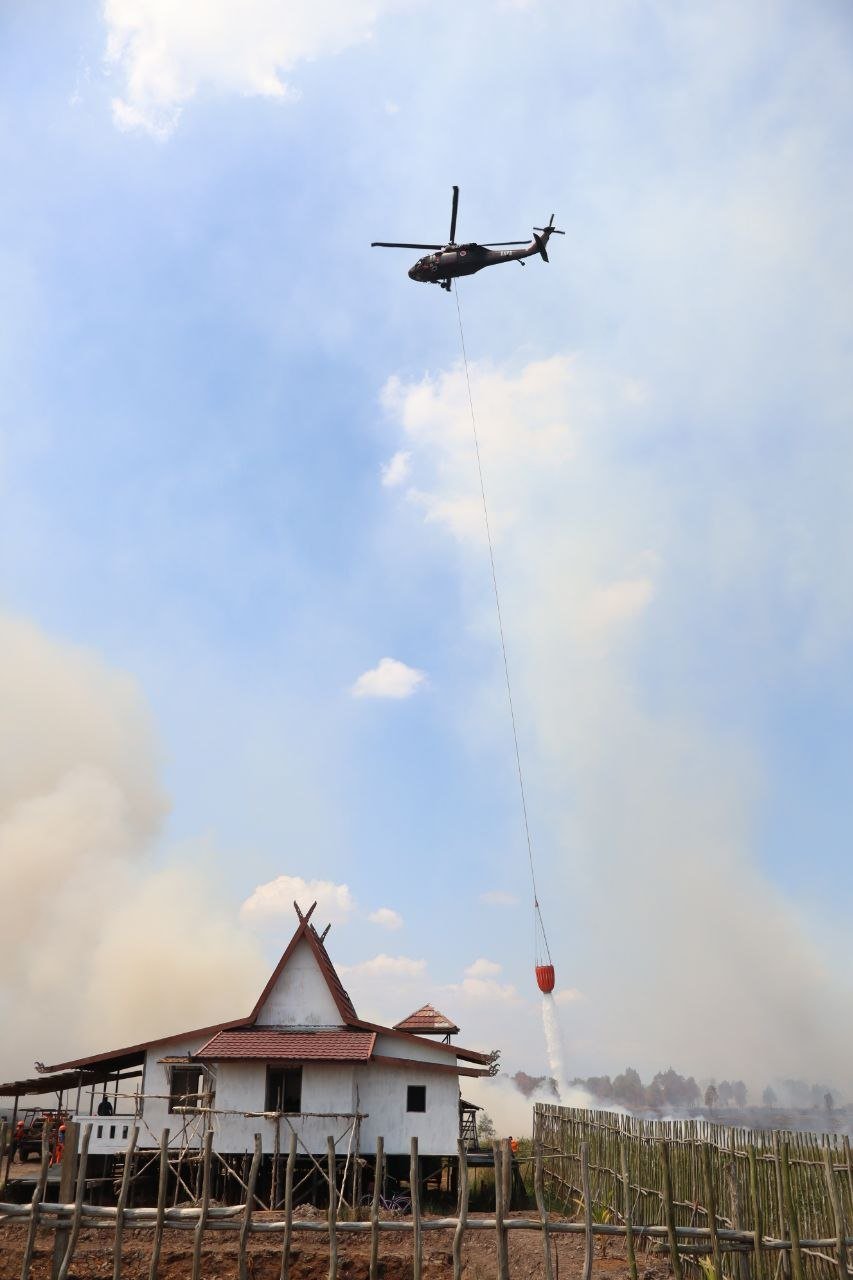 BPBD Kalsel Kerahkan Satgas Gabungan dan Dua Helikopter Water Bombing Tangani Karhutla di Pengayuan