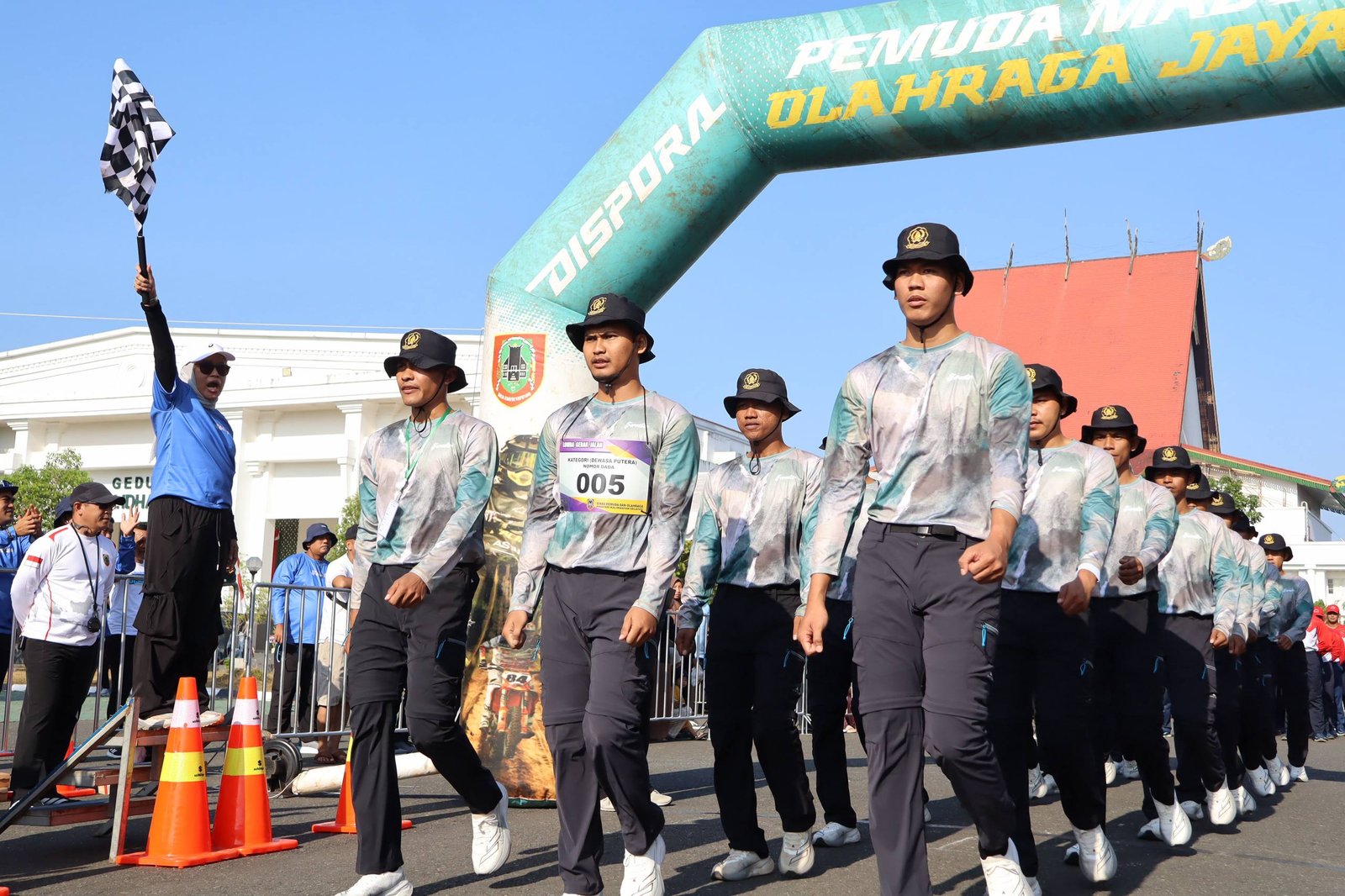 Tiga Tim Dishut Kalsel Ramaikan Lomba Gerak Jalan Harjad Kalsel dan HUT RI