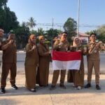 Gelorakan Nasionalisme, Diskominfo Kalsel Turun ke Jalan Bagikan Bendera Merah Putih Sambut HUT RI