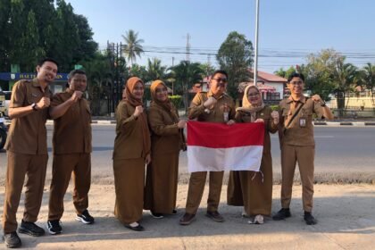 Gelorakan Nasionalisme, Diskominfo Kalsel Turun ke Jalan Bagikan Bendera Merah Putih Sambut HUT RI