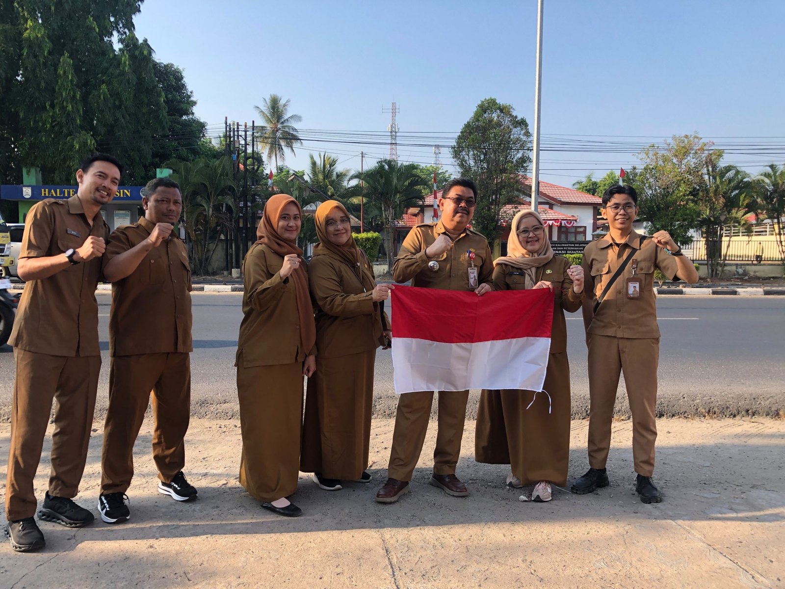 Gelorakan Nasionalisme, Diskominfo Kalsel Turun ke Jalan Bagikan Bendera Merah Putih Sambut HUT RI