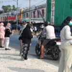 Disperkim Kalsel Bagikan Masker Gratis, Lindungi Warga dari Dampak Kabut Asap Karhutla