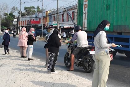 Disperkim Kalsel Bagikan Masker Gratis, Lindungi Warga dari Dampak Kabut Asap Karhutla