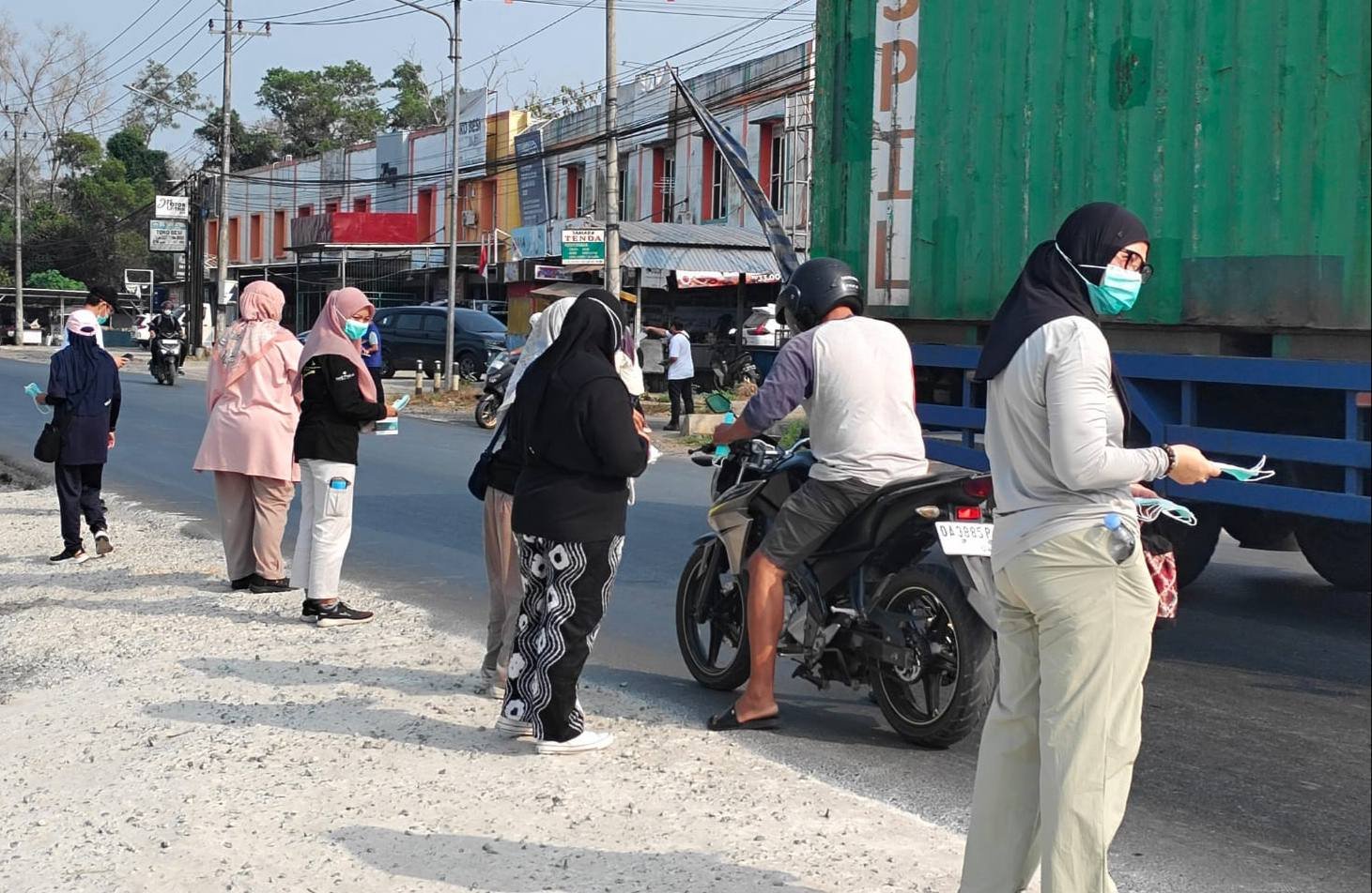 Disperkim Kalsel Bagikan Masker Gratis, Lindungi Warga dari Dampak Kabut Asap Karhutla