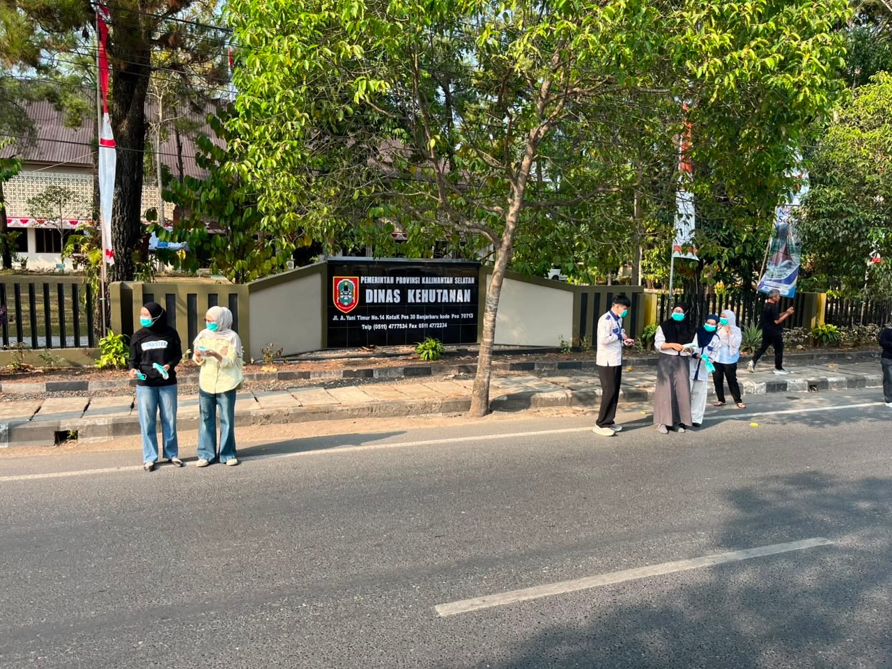 Dishut Kalsel Bagikan Masker Gratis, Lindungi Masyarakat dari Dampak Kabut Asap