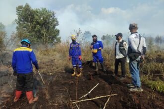 Karhutla Banjarbaru Masih Pekat, Dinsos Kalsel Turunkan Tagana Lakukan Pembasahan