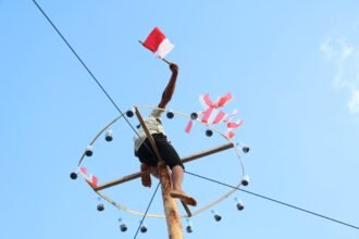 Lomba Panjat Pinang Aksi Merah Putih Meriahkan HUT ke-81 RI: Semangat Kebersamaan dan Gotong Royong Warga Tanah Bumbu