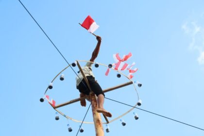 Lomba Panjat Pinang Aksi Merah Putih Meriahkan HUT ke-81 RI: Semangat Kebersamaan dan Gotong Royong Warga Tanah Bumbu