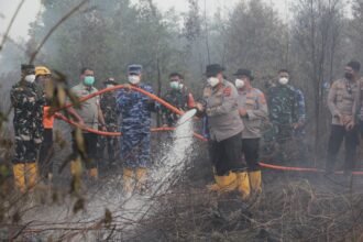 Gubernur Muhidin Imbau Warga Gunakan Masker yang Dibagikan untuk Lindungi Diri dari Asap Karhutla