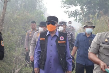 Gubernur Muhidin: Gambut di Guntung Damar Masih Panas, Pemadaman Harus Tuntas