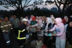 Dukung Relawan Karhutla, TP PKK-DWP Kalsel Bersama DPKP Bagikan Ratusan Paket Konsumsi