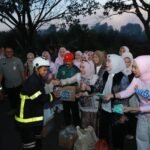 Dukung Relawan Karhutla, TP PKK-DWP Kalsel Bersama DPKP Bagikan Ratusan Paket Konsumsi
