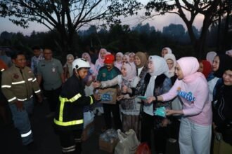 Dukung Relawan Karhutla, TP PKK-DWP Kalsel Bersama DPKP Bagikan Ratusan Paket Konsumsi