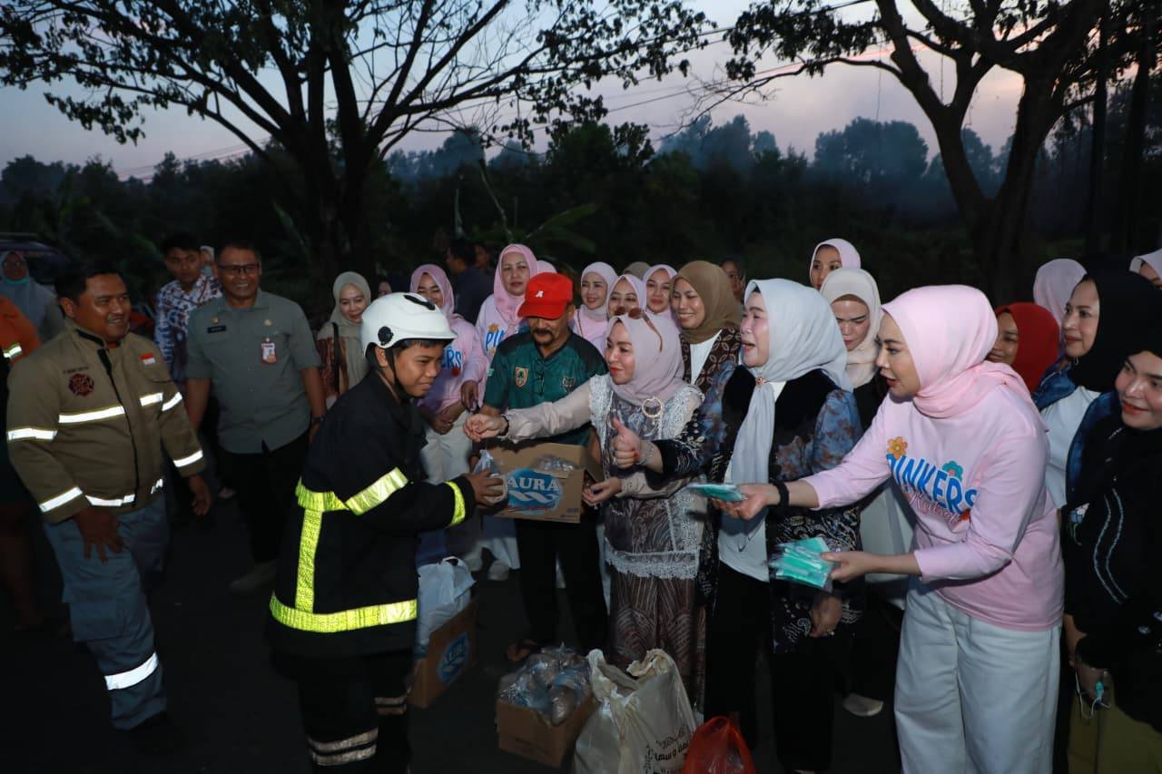 Dukung Relawan Karhutla, TP PKK-DWP Kalsel Bersama DPKP Bagikan Ratusan Paket Konsumsi