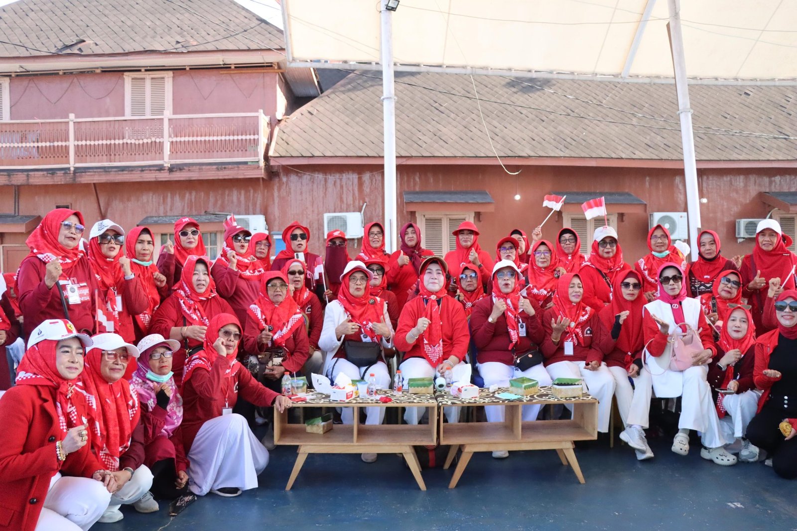 HUT Ke-31 Wanita Tapin di Banjarmasin, Gelar Jalan Santai Sambil Pungut Sampah