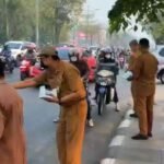Labkesda Kalsel Bagikan Masker, Lindungi Masyarakat dari Dampak Kabut Asap