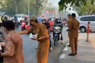 Labkesda Kalsel Bagikan Masker, Lindungi Masyarakat dari Dampak Kabut Asap