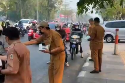 Labkesda Kalsel Bagikan Masker, Lindungi Masyarakat dari Dampak Kabut Asap
