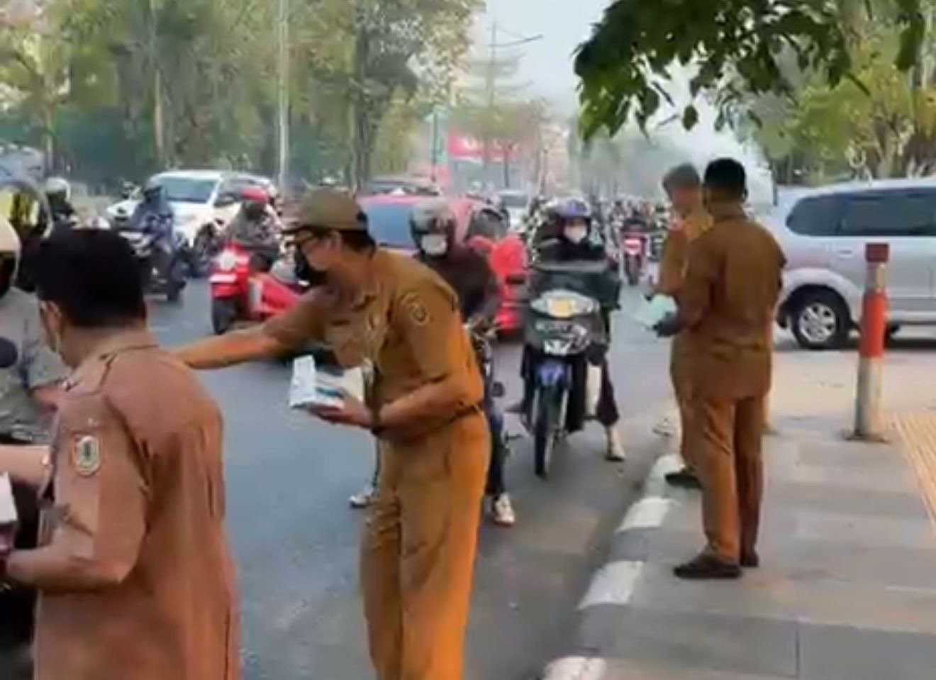Labkesda Kalsel Bagikan Masker, Lindungi Masyarakat dari Dampak Kabut Asap