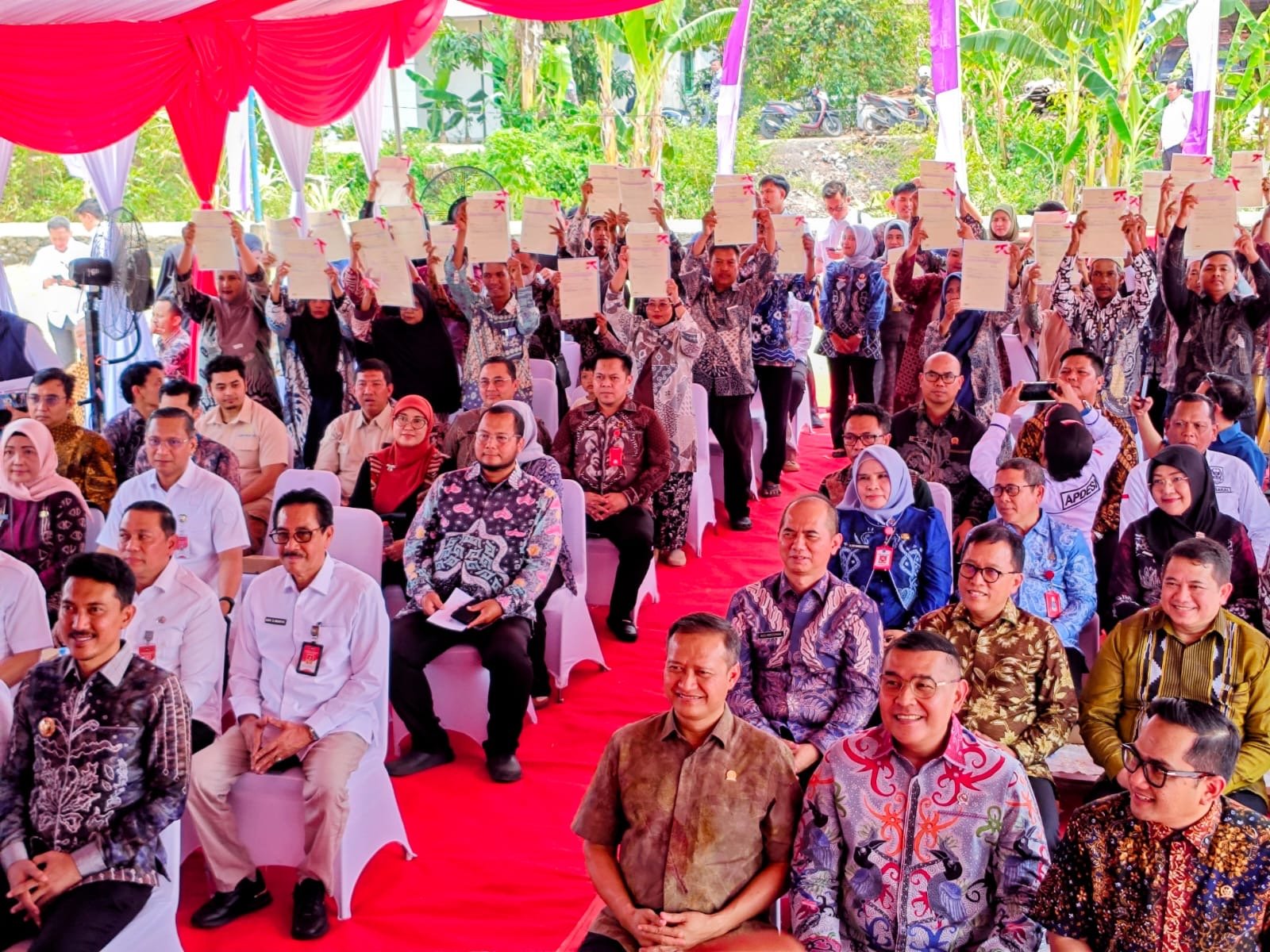 Wamen ATR/BPN Serahkan Sertifikat Tanah bagi MBR, 3.154 Sertifikat Telah Terbit di Kalsel