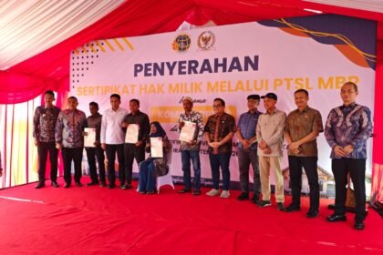 40 Sertifikat Tanah MBR Diserahkan, Komisi II DPR RI Pastikan Kepastian Hukum Sebelum Bedah Rumah