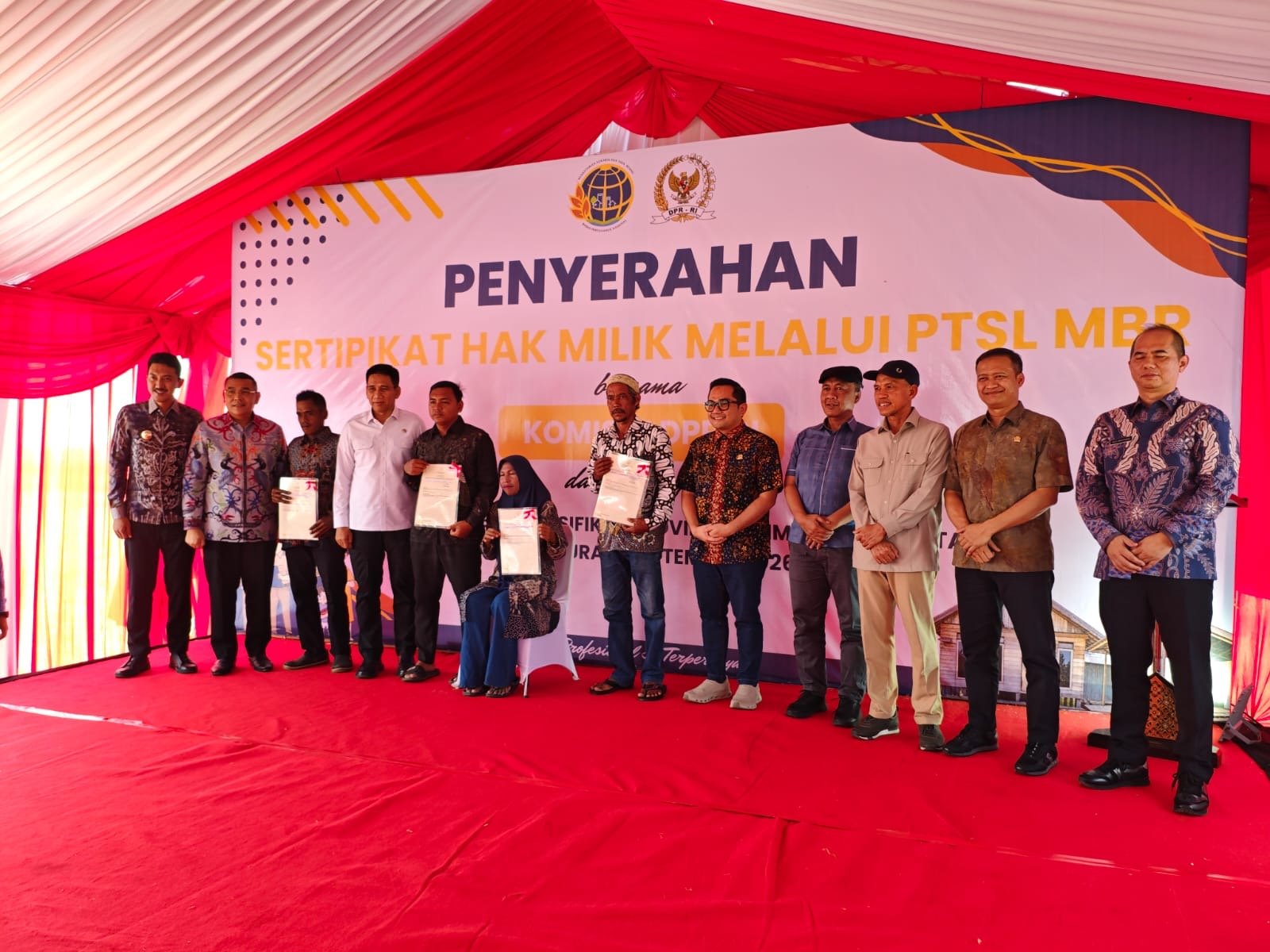40 Sertifikat Tanah MBR Diserahkan, Komisi II DPR RI Pastikan Kepastian Hukum Sebelum Bedah Rumah