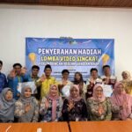 DPPPAKB Kalsel Serahkan Hadiah Pemenang Lomba Video Pendek Perlindungan Perempuan dan Anak