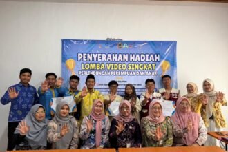 DPPPAKB Kalsel Serahkan Hadiah Pemenang Lomba Video Pendek Perlindungan Perempuan dan Anak