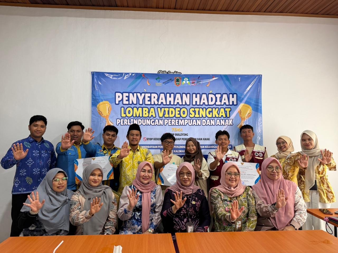 DPPPAKB Kalsel Serahkan Hadiah Pemenang Lomba Video Pendek Perlindungan Perempuan dan Anak