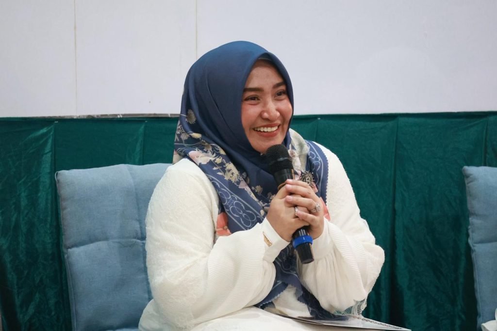 Ketua GOW Kabupaten Tanah Bumbu Hj. Fitriyana Bahsanuddin bersama organisasi wanita memperingati Maulid Nabi 1448 H dengan tema peran ibu dalam pengasuhan anak mencegah narkoba di Gedung Sekretariat PKK Tanah Bumbu
