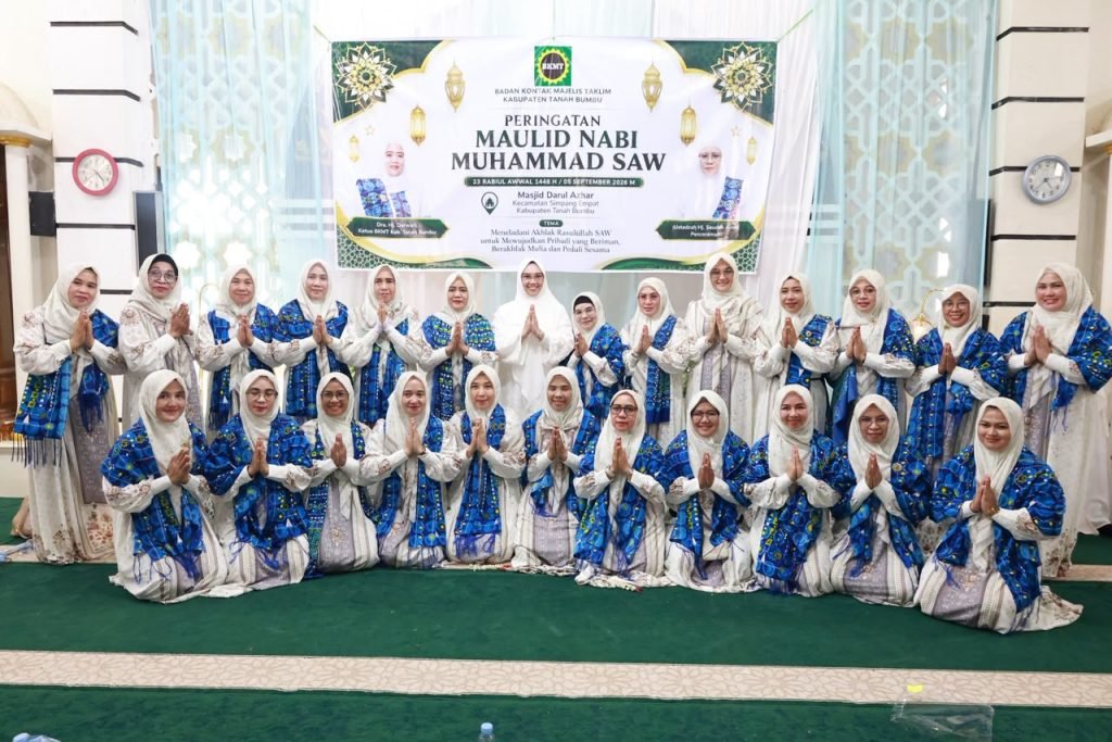 Penasehat BKMT Tanah Bumbu Andi Irmayani Rudi Latif memberikan pesan tentang meneladani Rasulullah dalam kehidupan sehari-hari.