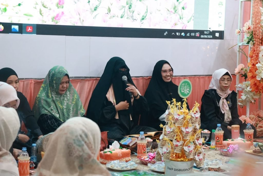Ketua DWP Tanah Bumbu Siti Masitah Eryanto Rais memberikan sambutan dalam Peringatan Maulid Nabi Muhammad SAW 1448 H.