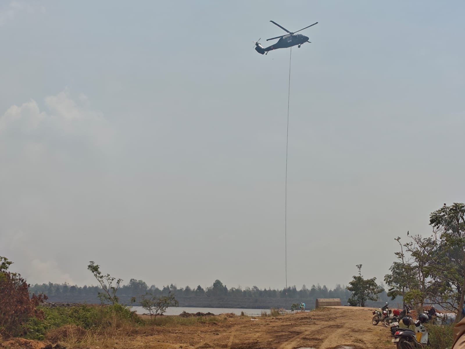 DESDM Prov Kalsel Perkuat Pemadaman dan Pembasahan Karhutla di Gunung Damar