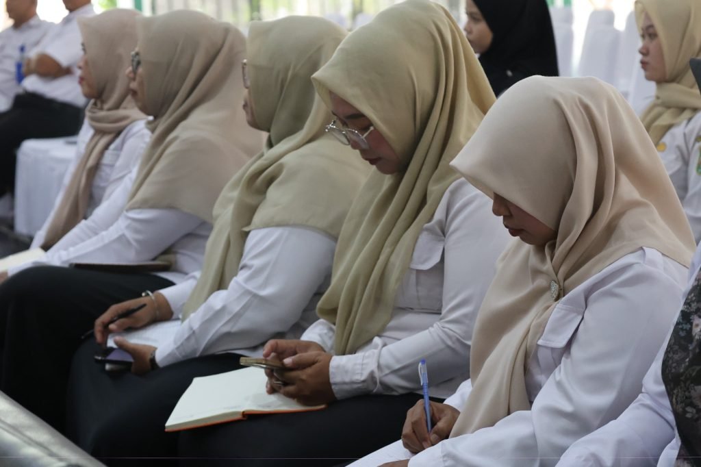 Admin sekolah TK, SD, dan SMP se-Kabupaten Tanah Bumbu mengikuti kegiatan monitoring dan evaluasi SP4N LAPOR! di Pendopo Kantor Bupati Batulicin.