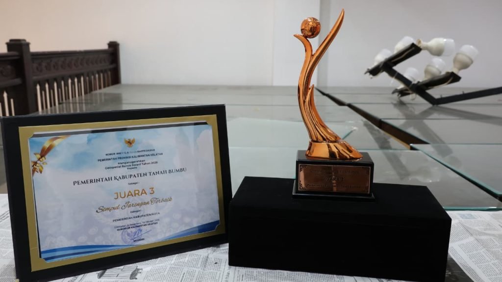 Tanah Bumbu menerima penghargaan Juara III Kinerja Simpul Jaringan Informasi Geospasial dari Sekda Provinsi Kalimantan Selatan di Aula Khalid Maksum Bappeda Kalsel