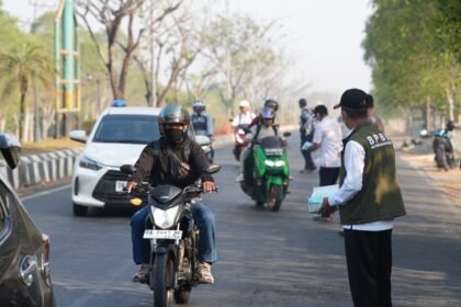 Pemkab Tanah Bumbu Bagikan Masker Gratis, Lindungi Warga dari Kabut Asap Karhutla